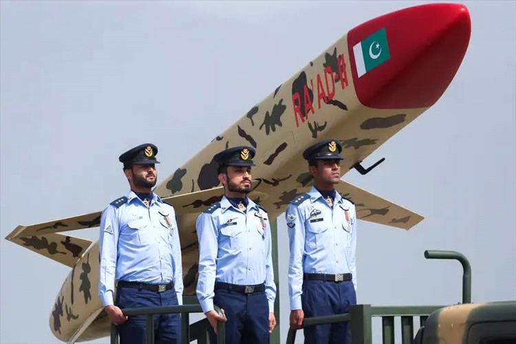 نووي وطائرات.. تعرف على قدرات جيشي باكستان وأفغانستان