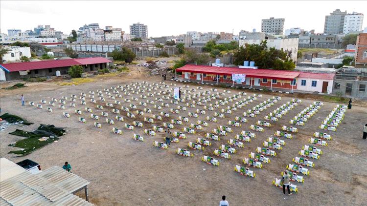 بيت الزكاة الكويتي بالتنسيق مع مؤسسة إثراء يدشنان توزيع المرحلة الثانية بعدد (540) سلة عذائية للأسر الاكثر احتياجا في عدن