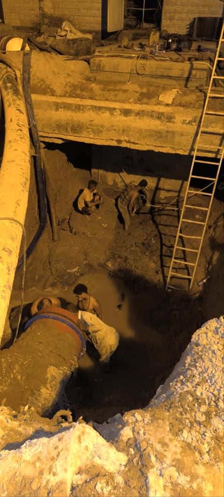 فرق مؤسسة مياه عدن تواصل إصلاح كسر في محطة ضخ الصرف الصحي الرئيسية بالمنصورة