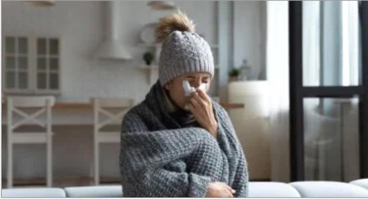 مع دخول الشتاء .. كيف تفرق بين نزلة البرد والإنفلونزا؟