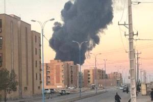 حريق ضخم في مجمع صناعي بمدينة عبادان الإيرانية