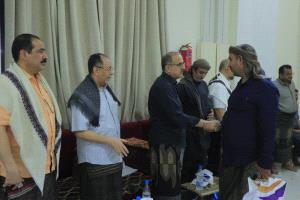 وزير الصحة يستقبل جموع المعزين بوفاة والده في عدن