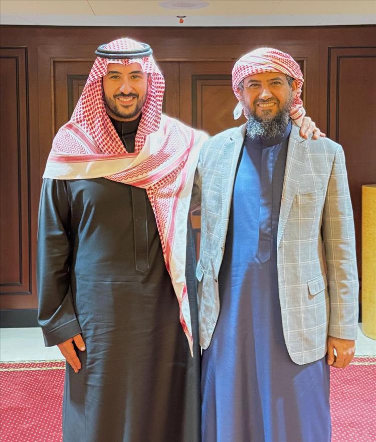 بعد الانسحاب من حضرموت والمهرة .. نائب رئيس المجلس الانتقالي الجنوبي يلتقي بوزير الدفاع السعودي