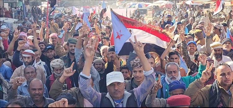 عاجل: حشود جماهيرية غفيرة في الضالع تجدد التفويض للرئيس الزُبيدي وتندد بالتدخلات الخارجية في شؤون الجنوب