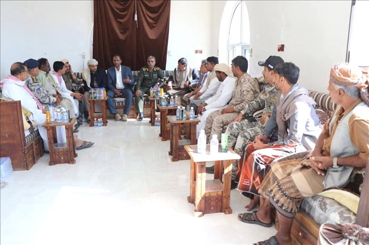 الوكيل الجعفري يعقد اجتماعًا مشتركًا للأجهزة الإدارية والعسكرية بميناء نشطون ويطّلع على ترتيبات تأمين الميناء