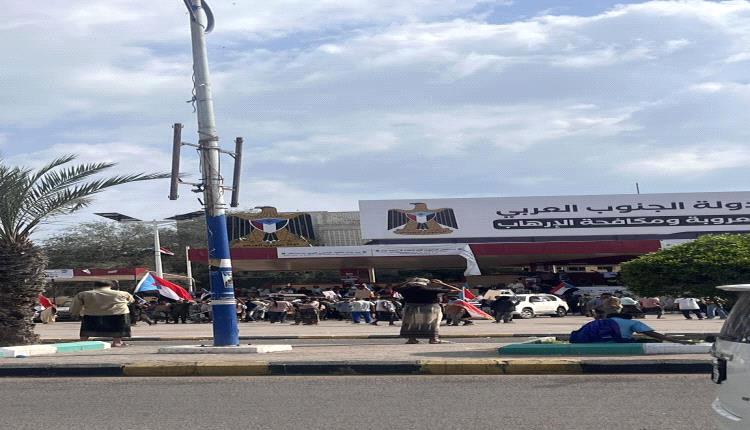 بدء توافد المواطنين إلى ساحة العروض في خور مكسر