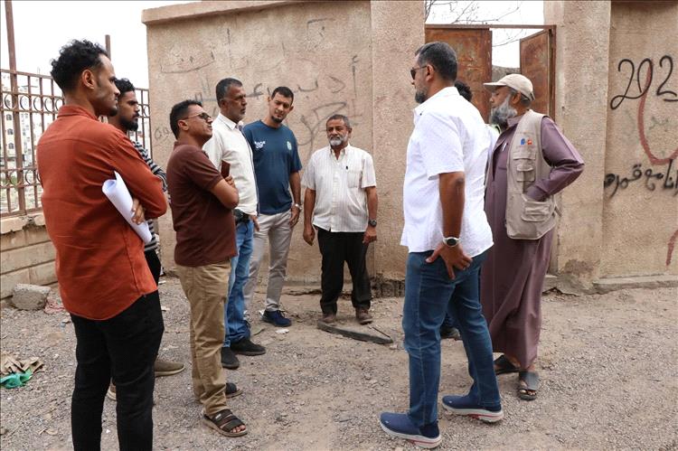 مؤسسة مياه عدن تسلّم موقع مشروع تركيب منظومة طاقة شمسية لـ11 محطة صرف صحي للجهة المنفذة