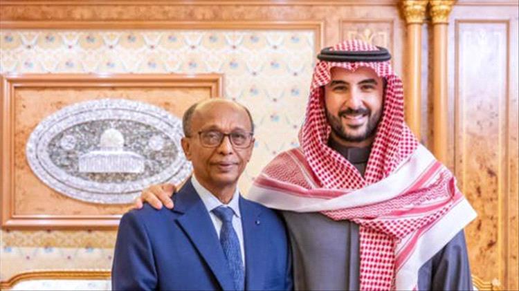 وزير الدفاع السعودي يستقبل مدير ميناء المكلا ويشكره على دوره البطولي
