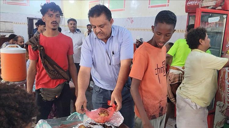 ضبط أغذية مطبوخة مبيتة ومشروبات منتهية الصلاحية في مديرية المنصورة بالعاصمة عدن