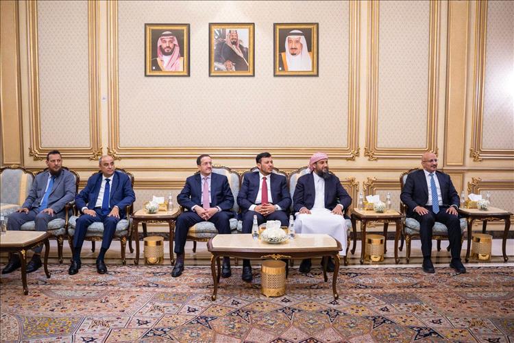 وزير الدفاع السعودي يلتقي رئيس وأعضاء مجلس القيادة الرئاسي اليمني ويؤكد استمرار دعم المملكة