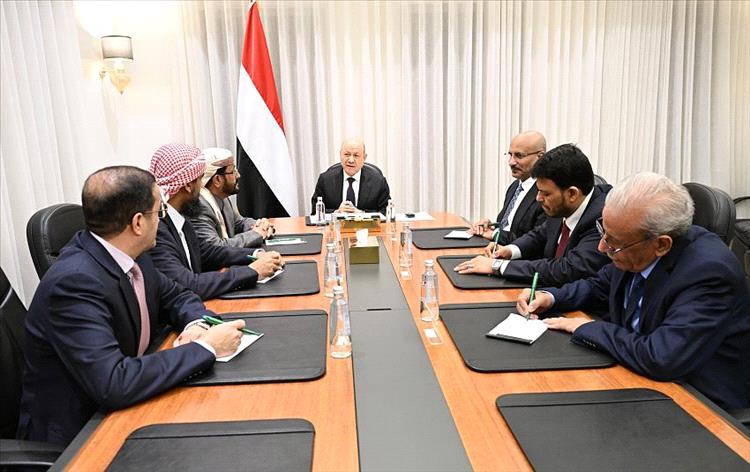 مجلس القيادة الرئاسي يقر عدداً من الإجراءات لإدارة أولويات المرحلة وتطبيع الأوضاع في المحافظات المحررة