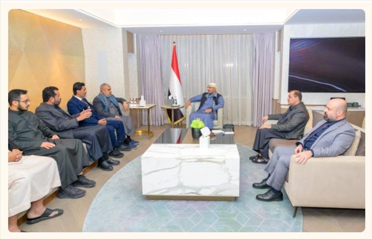 عضو مجلس القيادة طارق صالح يلتقي رئيس وأعضاء الوفد الحكومي المكلّف بملف الأسرى