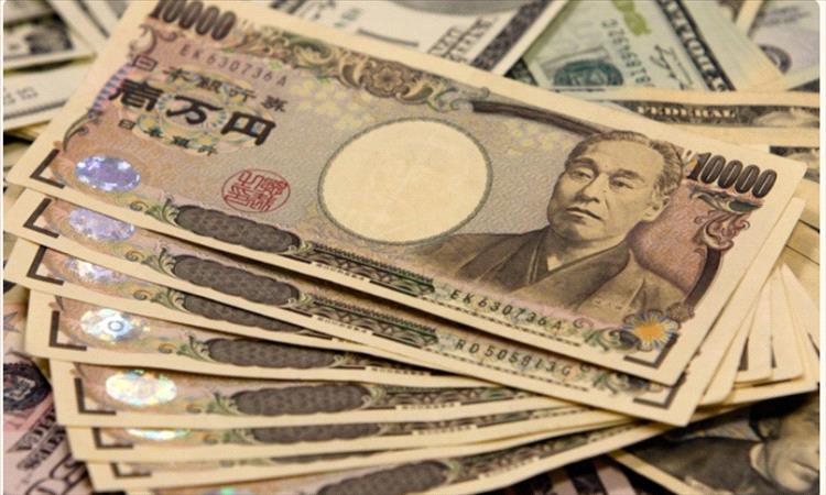 الين يستقر بالقرب من أدنى مستوياته في 18 شهراً