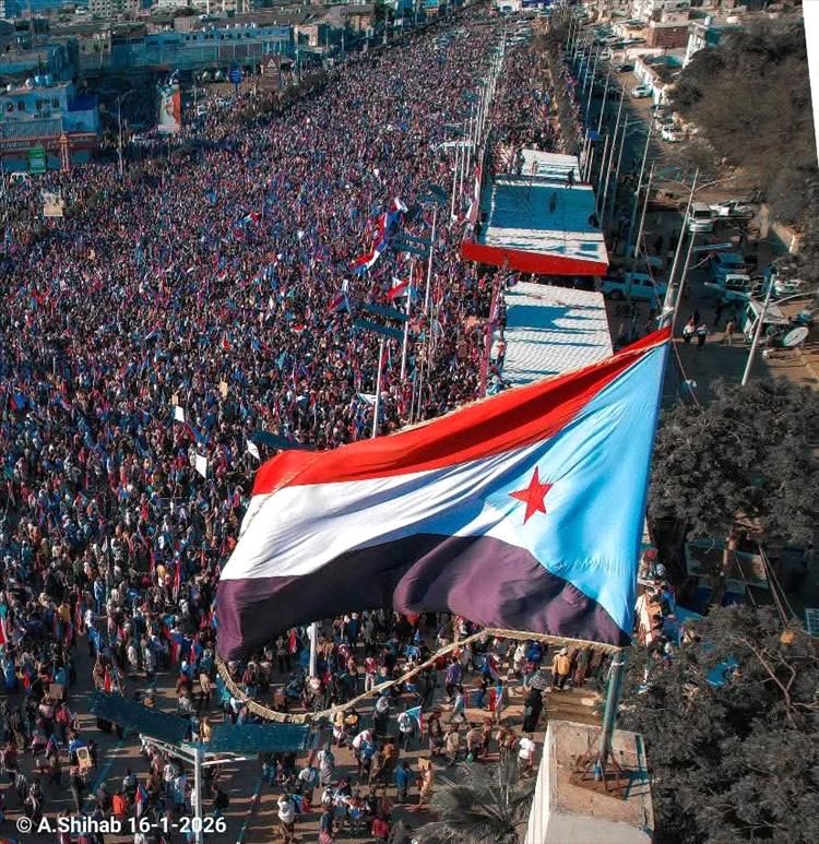 بالفيديو | حشود مليونية في ساحة العروض بالعاصمة عدن دعما للمجلس الانتقالي والإعلان الدستوري