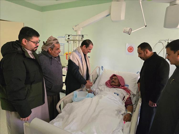 وزير الداخلية يطمئن على صحة وكيل قطاع الأمن والشرطة