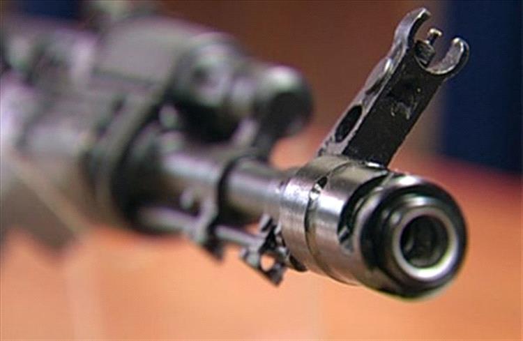 مأساة في تعز.. عبث بسلاح ينهي حياة طفل ويصيب اثنين من أبناء عمومته