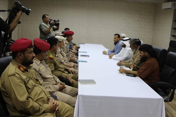 قيادة السلطة المحلية بعدن والتحالف العربي يناقشان إعادة تموضع المعسكرات خارج نطاق العاصمة عدن