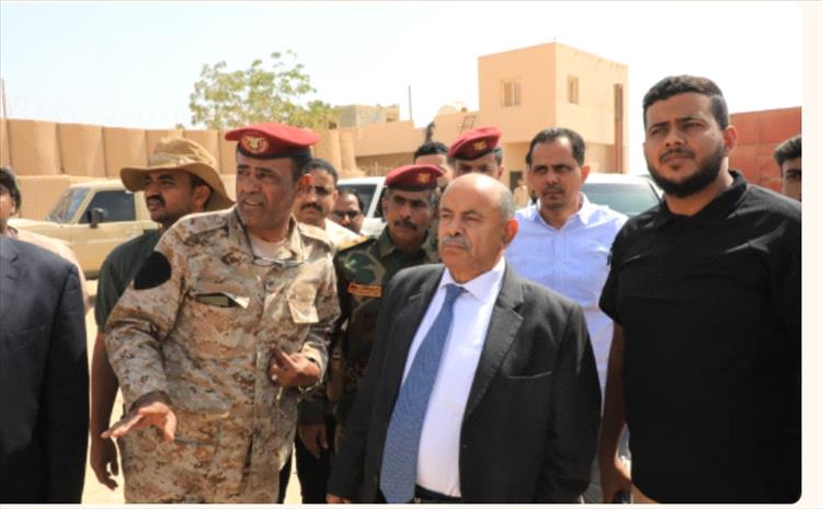 عضو مجلس القيادة الرئاسي الخنبشي يتفقد المواقع العسكرية المتضررة بمطار الريان