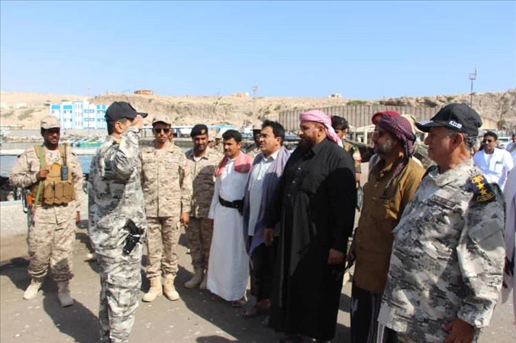 قائد قوات درع الوطن يزور ميناء نشطون ويطّلع على الوضع الأمني ويؤكد أهمية استعادة دوره الحيوي
