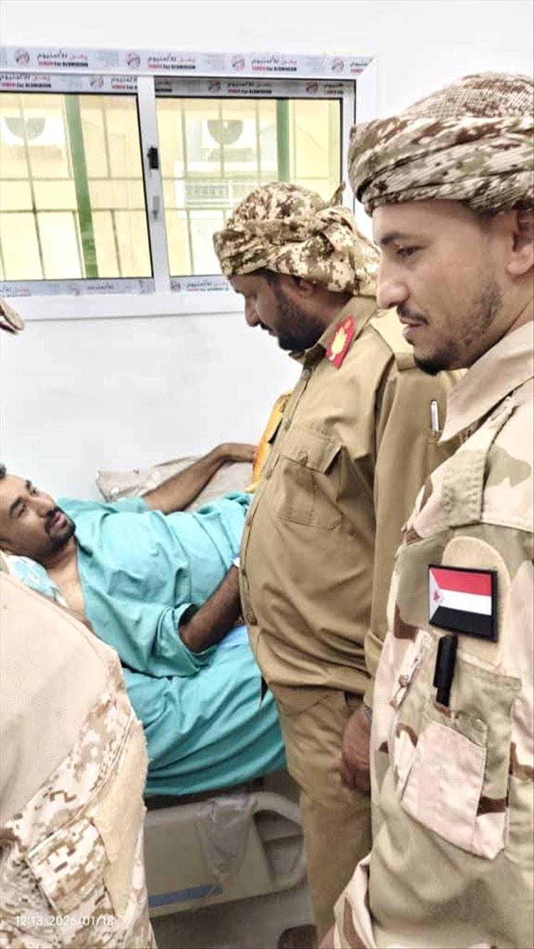 أركان وقيادة ألوية الدعم والإسناد يزورون الجريح العقيد فواز الشبحي رئيس عمليات اللواء الأول دعم وإسناد