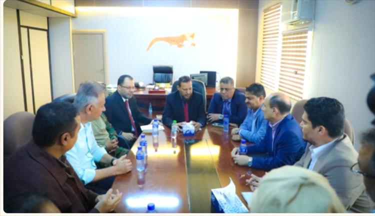 محافظ عدن يؤكد أهمية العمل كمنظومة متكاملة والتركيز على المشاريع الخدمية