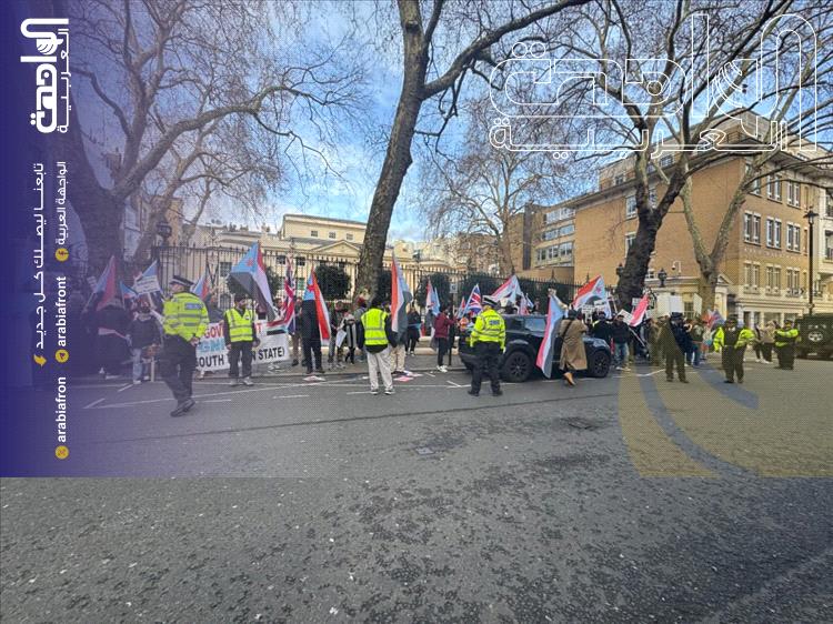 أبناء الجنوب في لندن يحتجون أمام السفارة السعودية تنديداً بالقصف وعسكرة المدن