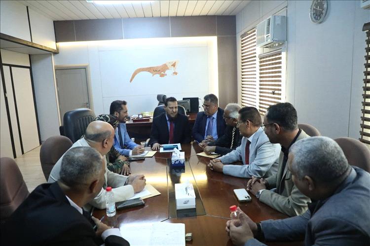 محافظ عدن يرأس اجتماعًا لوكلاء المحافظة لترتيب المهام وتعزيز أداء الواجبات لخدمة المجتمع