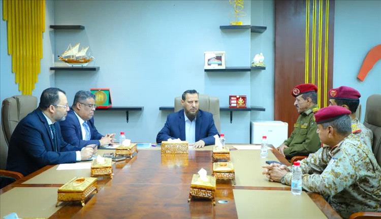 عاجل / محافظ عدن يوجه بالبدء بتنفيذ إجراءات إعادة تموضع القوات العسكرية خارج المدن