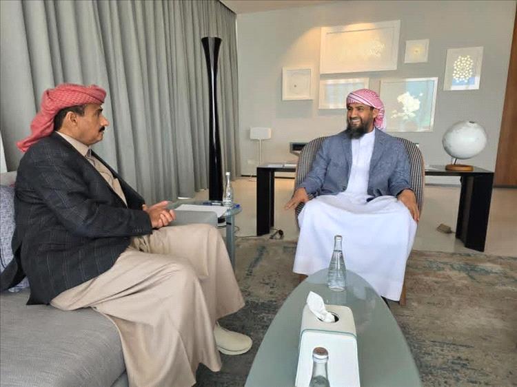 المحرّمي يستقبل محافظ شبوة عوض بن الوزيز في الرياض