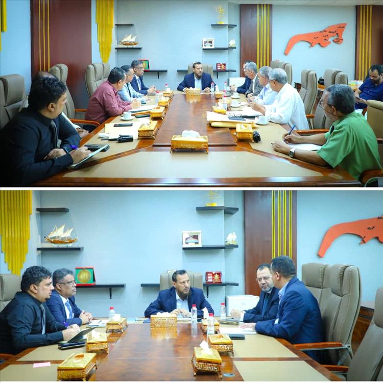 محافظ عدن يناقش تطوير أداء صندوق النظافة ويؤكد أولوية تحسين خدمات الكهرباء