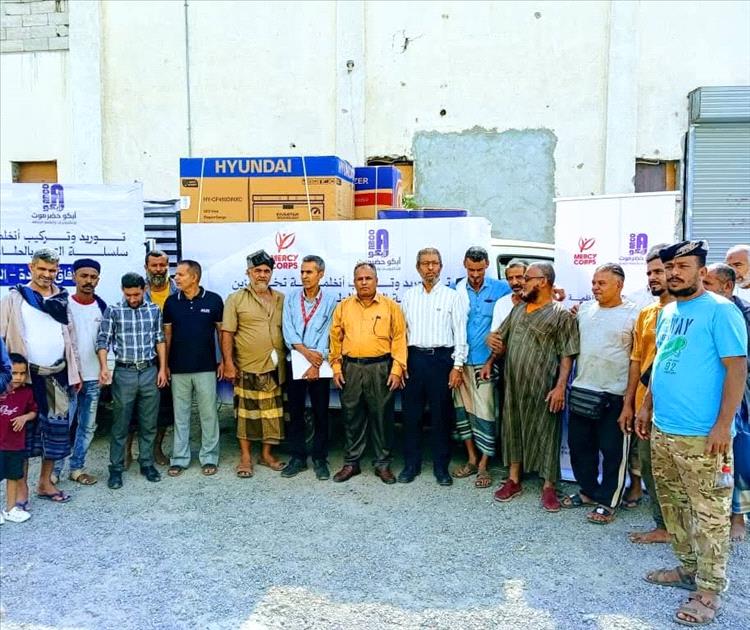 هيئة مصائد خليج عدن تدشن توزيع 671 ثلاجة وبطارية شمسية للصيادين في عدن