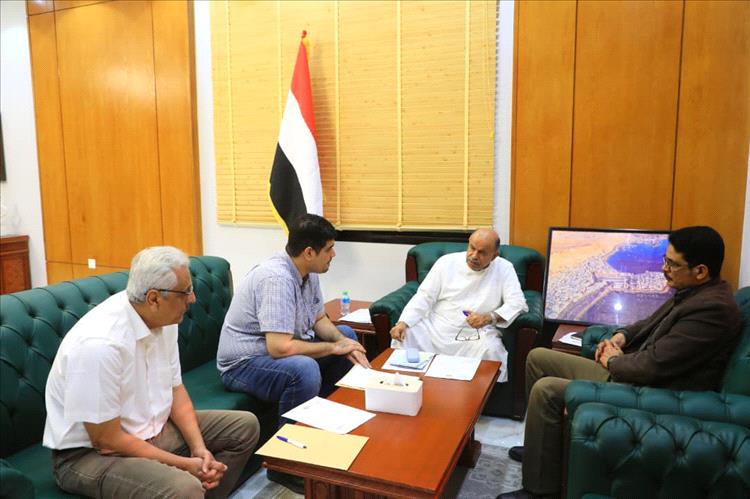 الخنبشي يطّلع على أوضاع مديريتي المكلا والعبر ومكتبي الأشغال والخدمة المدنية