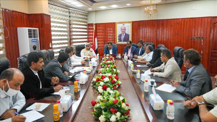 المهرة.. لقاء مشترك بين السلطة المحلية والهيئة العُمانية يناقش آلية صرف المكرمة العُمانية للمعلمين