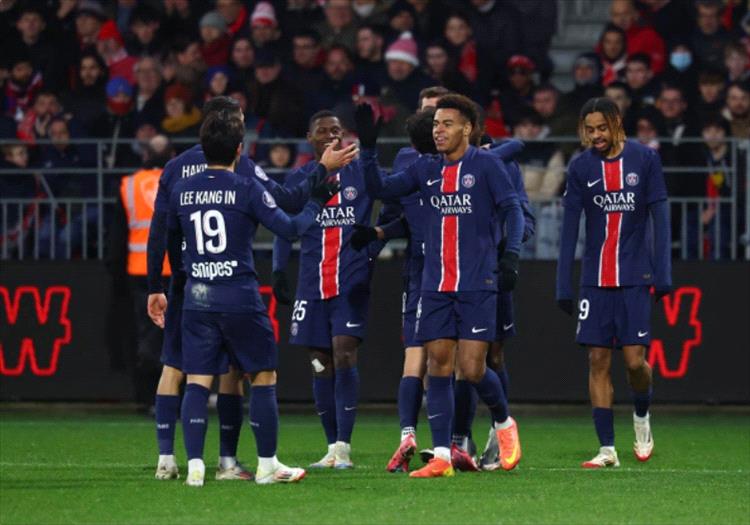 باريس سان جيرمان يتصدر الدوري الفرنسي مؤقتاً بفوزه على أوكسير