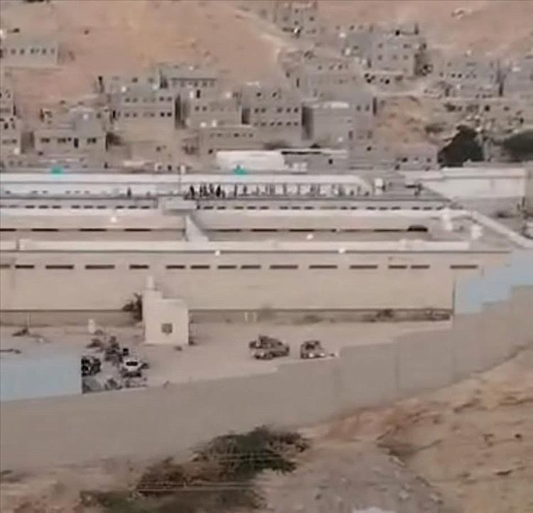 عاجل | تفاصيل تمرد في السجن المركزي بالمكلا يسفر عن إصابات في صفوف السجناء والقوات الأمنية