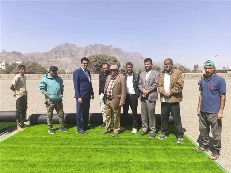 وزارة الشباب والرياضة تدشّن أعمال تعشيب ملعب نادي الصمود بمحافظة الضالع