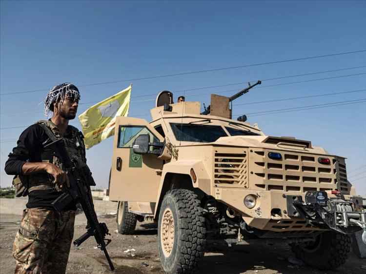 الجيش السوري يحشد المدرعات و"قسد" تهاجم بعشرات المسيرات
