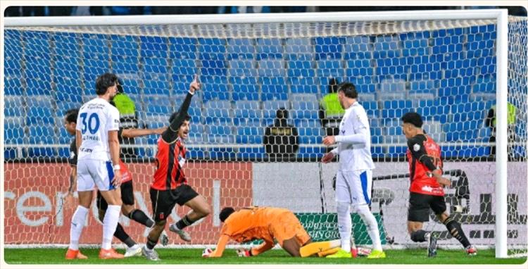 الهلال يتعادل مع الرياض ويحافظ على صدارة الدوري السعودي