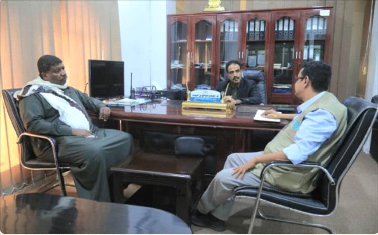 مدير عام مطار الغيضة يبحث مع منسق (الفاو) مشروع تشغيل محطة الإنذار المبكر في المهرة