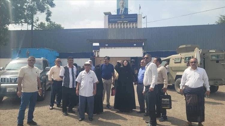 بالفيديو | قوات عسكرية تغلق مقر الجمعية الوطنية التابعة للمجلس الإنتقالي في عدن