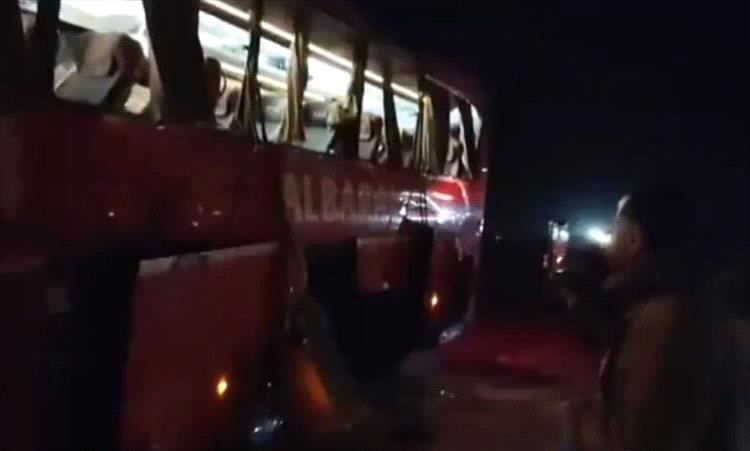تفاصيل حادث مروري مروّع على طريق صافر بمأرب إثر تصادم قاطرة غاز بحافلة ركاب