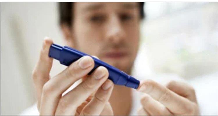 دراسة تحذر: ارتفاع السكر بعد الأكل قد يزيد خطر الإصابة بالخرف والزهايمر