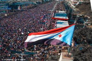 بالفيديو | حشود مليونية في ساحة العروض بالعاصمة عدن دعما للمجلس الانتقالي والإعلان الدستوري