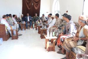 الوكيل الجعفري يعقد اجتماعًا مشتركًا للأجهزة الإدارية والعسكرية بميناء نشطون ويطّلع على ترتيبات تأمين الميناء