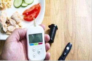 9 عادات يومية شائعة ترفع مستوى السكر في الدم بصمت.. ليست مرتبطة بالطعام وحده