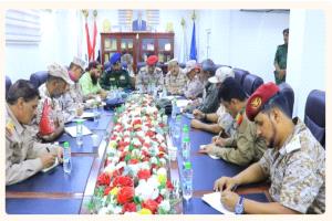 لقاء عسكري بعدن يناقش تنفيذ التوجيهات لتعزيز الأمن وإخراج المعسكرات من المدينة