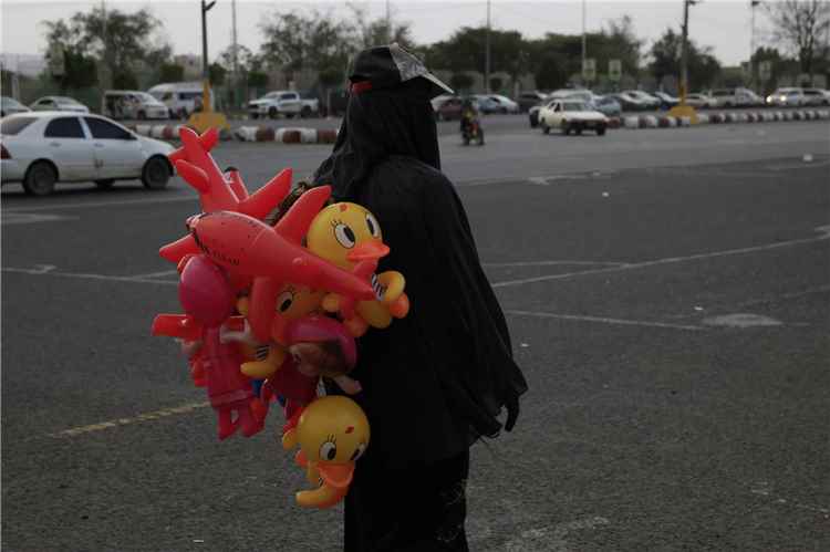 انقطاع الرواتب يفاقم معاناة اليمنيين في مناطق سيطرة الحوثيين