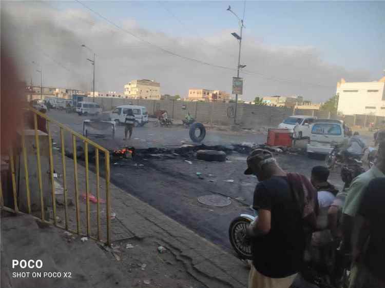 احتجاجات وقطع طرق في لحج رفضاً لإقالة مدير أمن الحوطة