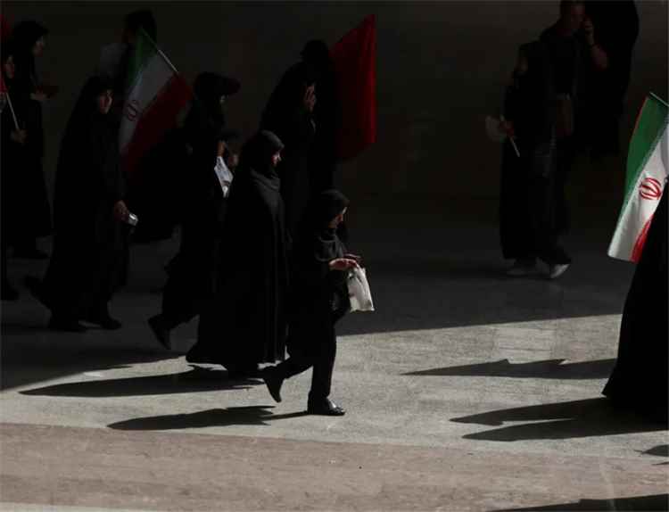 ترامب يمنح إيران "مهلة أسبوعا" لإقامة جنازة خامنئي