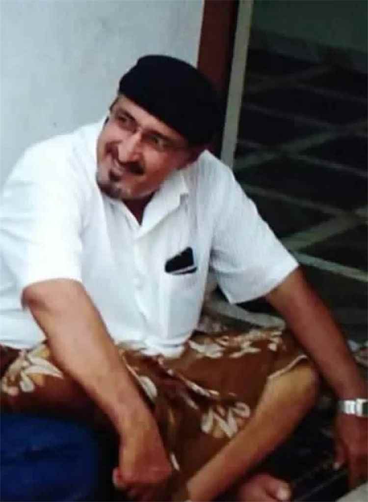 مدير عام مديرية خورمكسر عواس الزهري يعزي في وفاة المناضل أحمد عبدالله أمزربه